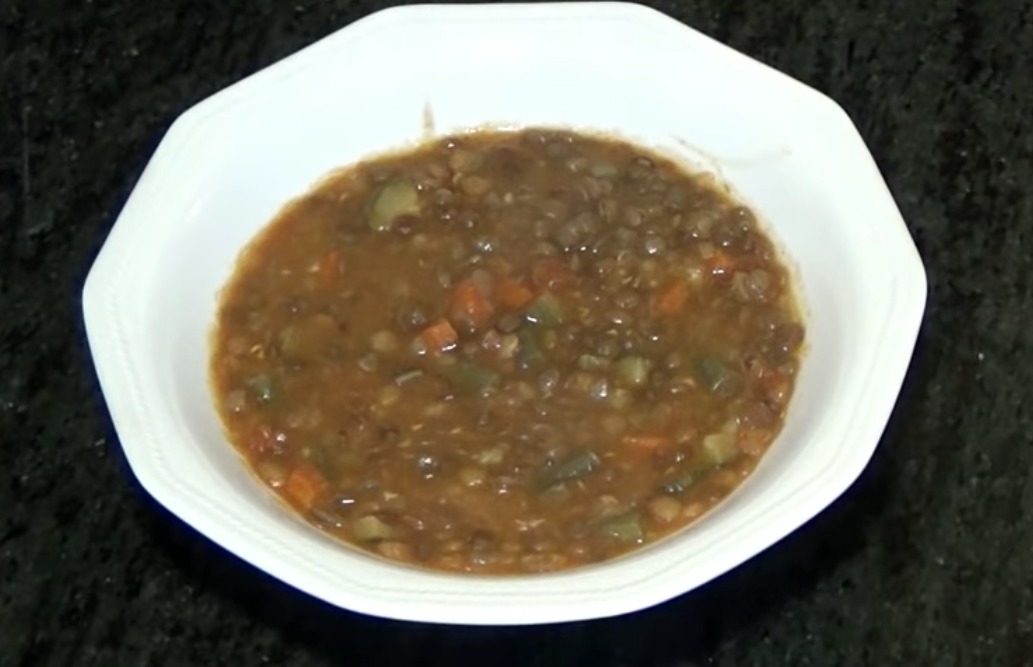 Ensalada de pepino con muslos de pollo al curry y lentejas con verduras